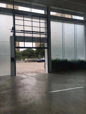 Διαφανείς βιομηχανικές διασταλτικές πόρτες από αλουμίνιο για εκθεσιακές αίθουσες προστασίας από πυρκαγιά