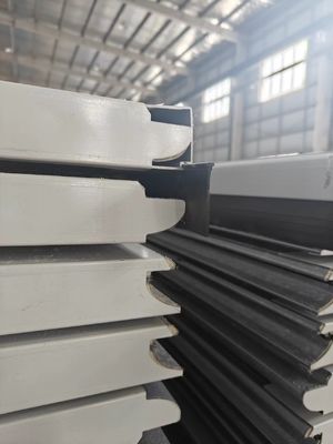 Πύλες γκαράζ με ταινίες σφράγισης EPDM από όλες τις πλευρές για καλή σφράγιση