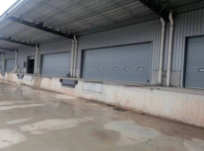 Βιομηχανική υπερυψωμένη διατομική πόρτα προσαρμόσιμη ανθεκτική στις καιρικές συνθήκες