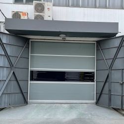 Πύλες υψηλής ταχύτητας PVC Αξιόπιστη απόδοση για πολυσύχναστες αποθήκες με αυτόματο άνοιγμα